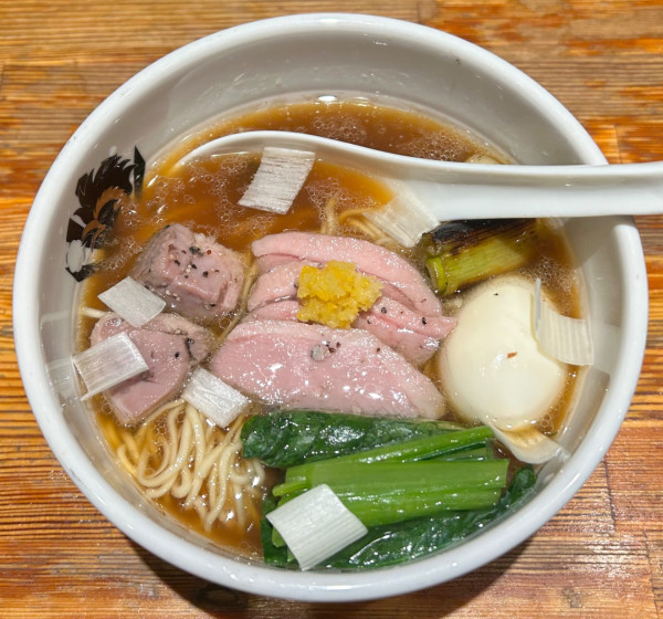 「鴨中華そば(醤油)  1060円+燻製味付け玉子200円」@満鶏軒の写真