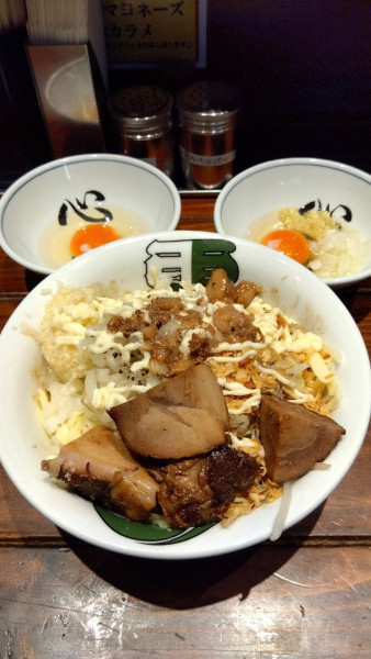 「汁無しそば(並)+チーズ×2+味変生卵」@雷 船橋駅前店の写真