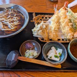 かけそば（950円）、天ぷら（上：1,900円）