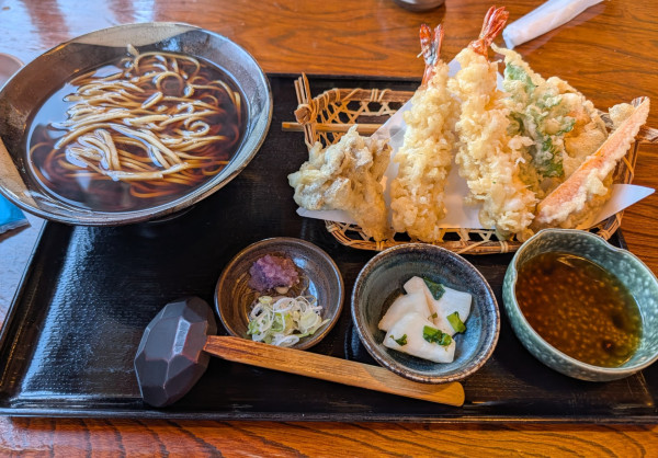 「かけそば（950円）、天ぷら（上：1,900円）」@そば処 金砂そばの写真