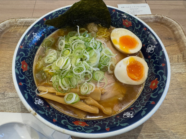 「煮干醤油ラーメン　大盛　煮玉子トッピング　ネギトッピング」@凌駕IDEA イオンモール松本店の写真