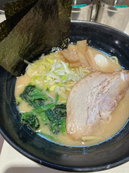 「醤油豚骨ラーメン　600円」@ゴル麺 横浜本店の写真