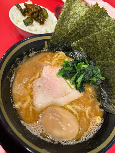 「ラーメン 並+味玉+海苔+ごはん」@家系ラーメン大﨑家 末広町店の写真