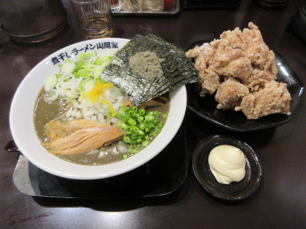 「限定　鬼煮干しラーメン（９５０円）唐揚げ８６０円他クーポン」@煮干しラーメン山岡家 荒川沖店の写真