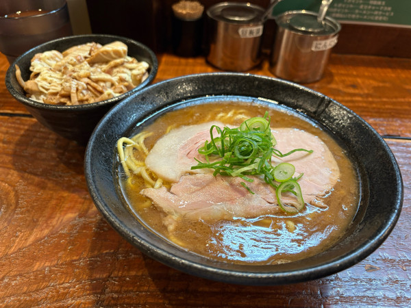 「ストロング豚骨 + 炙りチャーマヨ丼」@麺家 たっとびの写真