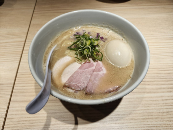 「くらむの豚骨ラーメン（特製）」@貝出汁中華そば くらむ 歌舞伎町店の写真