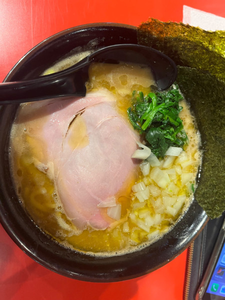 「ラーメン950円＋タマネギ150円」@横浜家系ラーメン 三条家の写真