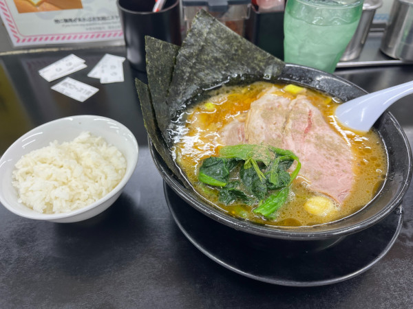 「チャーシュー麺＋（のり×2）＋（替え玉×2）＋（焼豚×1）」@らーめん ぎょうてん屋 町田店の写真