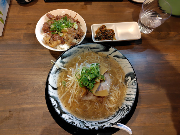 「牛骨しょうゆラーメン880円、ミニ牛スジ丼450円」@とんこつ・牛骨ラーメン龍瞳 シャミネ鳥取店の写真