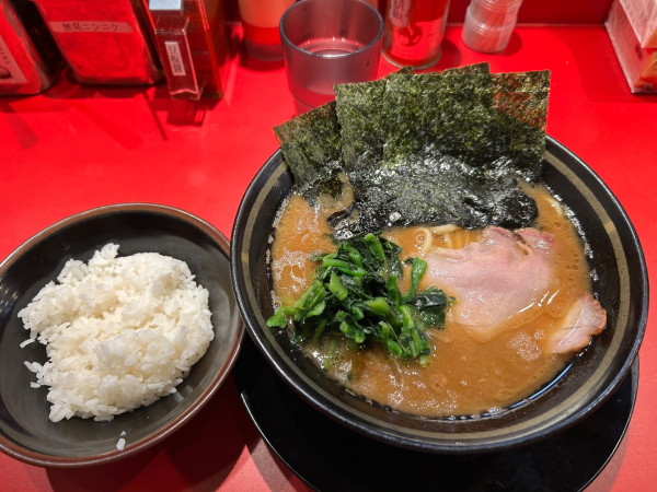 「ラーメン　半ライス」@家系ラーメン 王道乃印 新橋店の写真