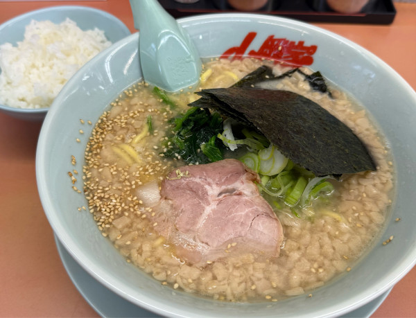 「塩ラーメン背脂変更半ライス」@ラーメン山岡家 上尾店の写真
