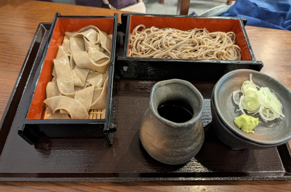 「二段そば（二八せいろ・たすきそば：1,300円)」@そば芳の写真