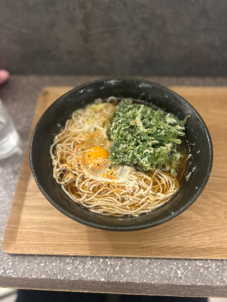 「春菊天そば、生卵」@文殊 大手町店の写真