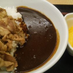 牛オム黒カレー 847円