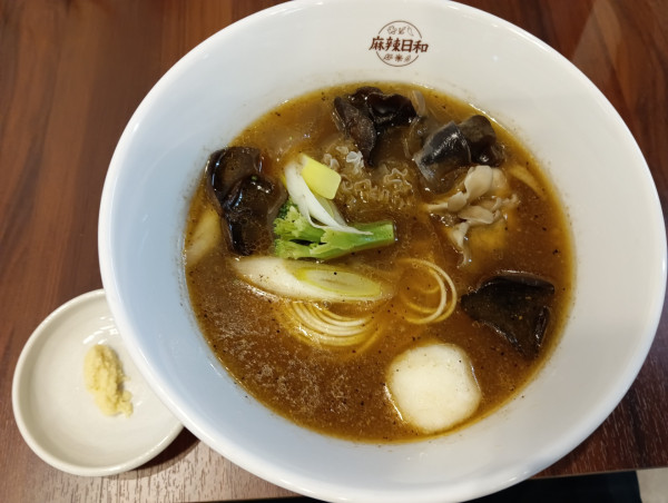「麻辣湯（薬膳スープ+中華麺）+トッピング」@麻辣日和の写真
