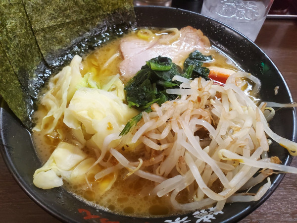 「らーめん・キャベツ・もやし」@壱八家 スカイビル店の写真