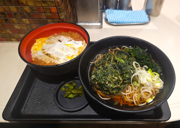 「かけそば（かつ丼セット）+春菊天」@名代 富士そば 市ヶ谷五番町店の写真