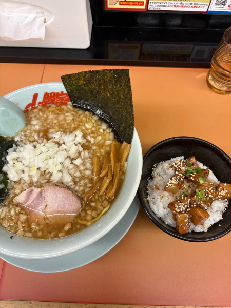 「プレミアム醤油　コロチャー丼」@ラーメン山岡家 さいたま丸ヶ崎店の写真