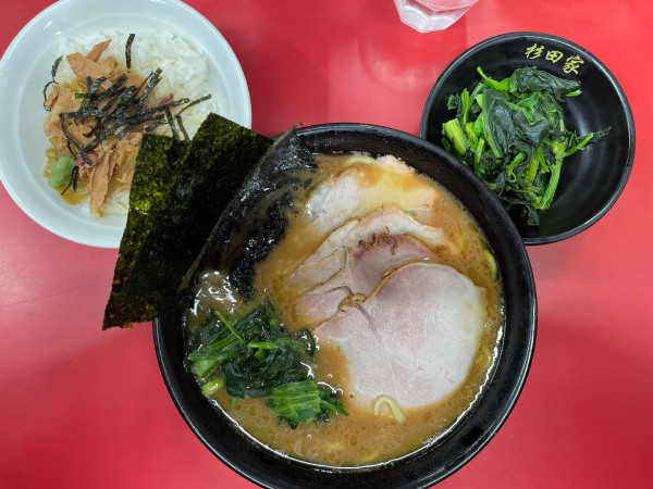 「チャーシューメン、青菜、まぶし飯」@ラーメン杉田家の写真