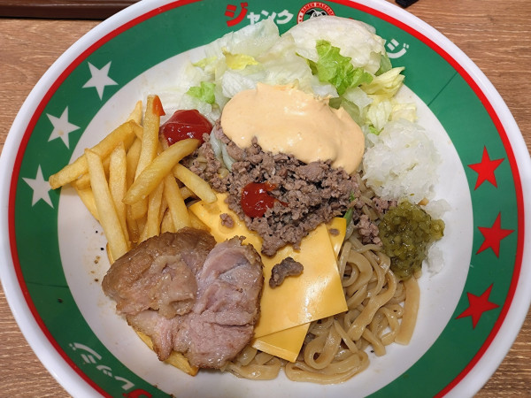 「【限定】ビッグまぜそバーガー+1豚増し+チェダーチーズ」@ジャンクガレッジ 大宮駅前店の写真