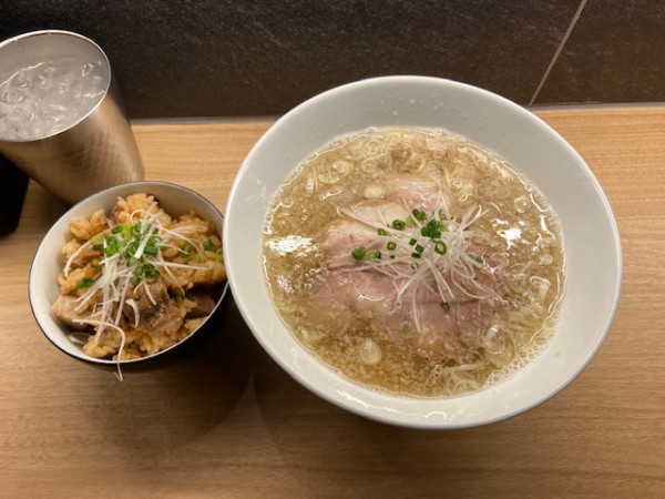 「塩ラーメン＋炊き込みご飯」@ラーメン GINZA  TON BOXの写真