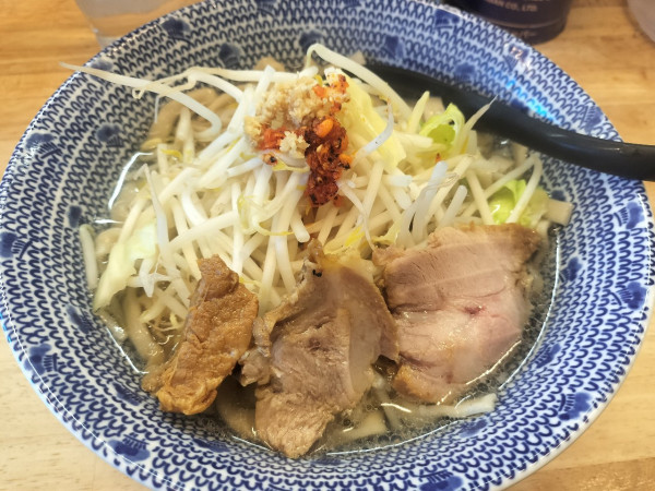 「塩ラーメン並盛700円　食べるラー油少し　生姜少し」@元祖極太塩焼きそば 三毛猫の写真