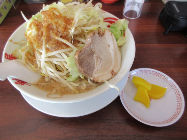 「限定ニンニク背脂醤油ラーメン（１０７８円）黒ウーロン２４２円」@ラーメン魁力屋 土浦店の写真