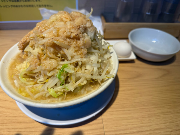 「ラーメン(バリカタ野菜アブラ多め)+生たまご」@ラーメン豚の子の写真