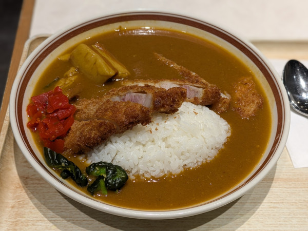 「カツカレー(辛口変更)1,080円」@モンスナック 新宿紀伊国屋ビル店の写真