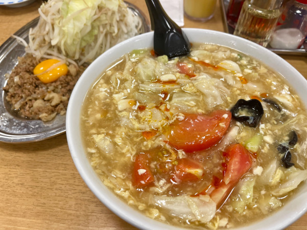 「トマト酸辣湯麺 + ラッコめし背脂ヤサイマシ」@湯乃泉 草加健康センター 草加店の写真