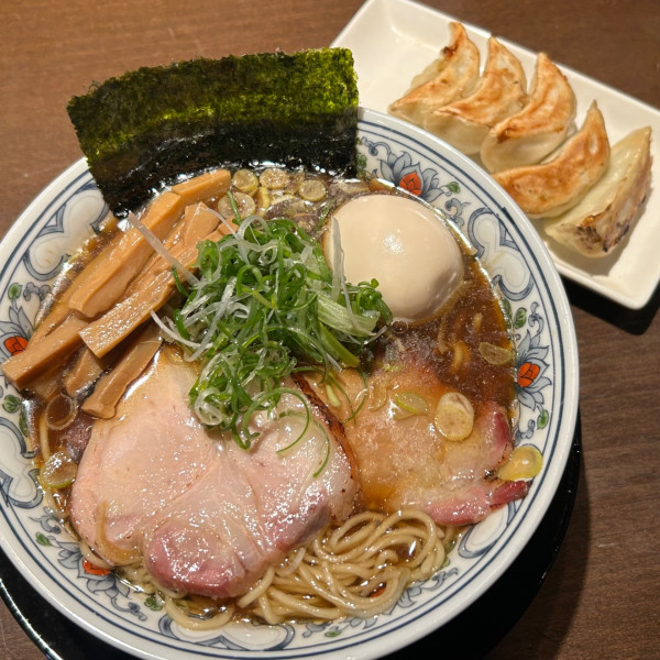 「地鶏中華そば（醤油・細麺）＋味玉等＋餃子」@麺や 虎徹の写真