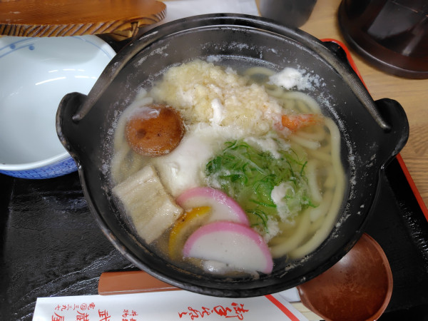 「鍋焼きうどん900円」@武蔵屋食堂の写真