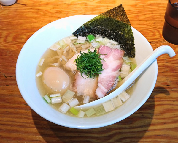 「味玉手揉み中華そば 塩＋和え玉 醤油」@麺や晴心の写真