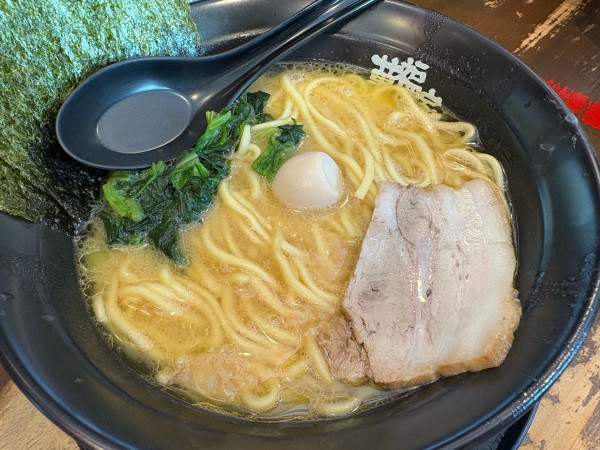 「ラーメン」@横浜とんこつラーメン まんぷく家の写真