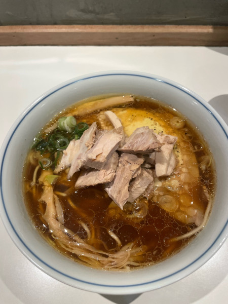 「地鶏醤油（荒切り地鶏チャーシュートッピング）」@ロックンスリーの写真