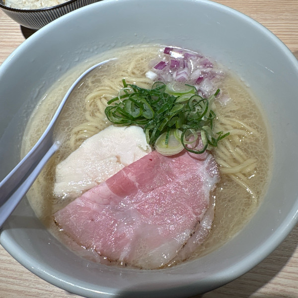 「中華そば塩」@貝出汁中華そば くらむ 歌舞伎町店の写真