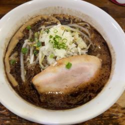 黒醤油豚骨らーめん