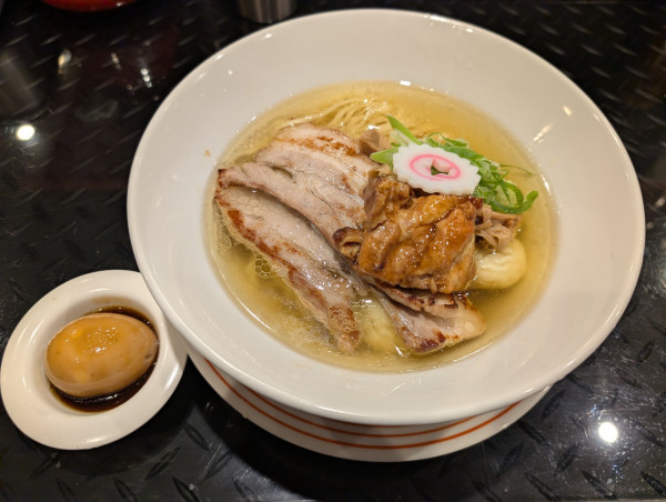 「特選塩RAMEN」@トーキョーニューミクスチャーヌードル 八咫烏 CHIKARABOの写真