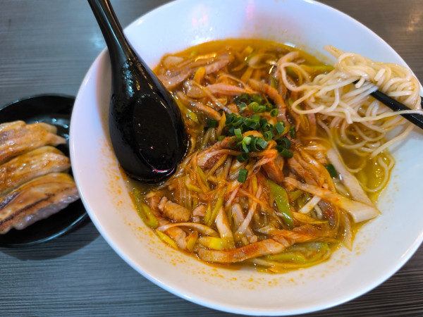 「ランチ 旨辛ラーメン(餃子3個付)(930)」@のとやん 餃子酒場の写真