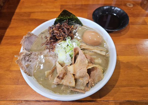 「(ホッキ+ムール貝+アサリ)  100ラーメン(不純)   甘海」@一条流がんこラーメン金町の写真