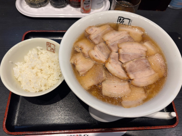 「焼豚ラーメン大盛　サービスご飯」@喜多方ラーメン 坂内 五反田駅前店の写真