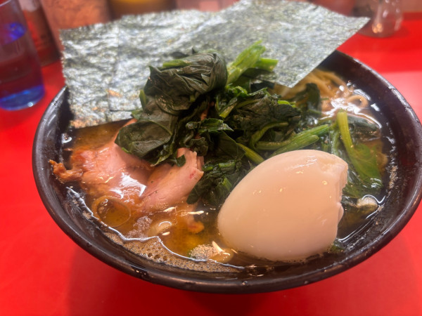 「ラーメン、ほうれん草、白玉」@家系総本山 ラーメン吉村家の写真
