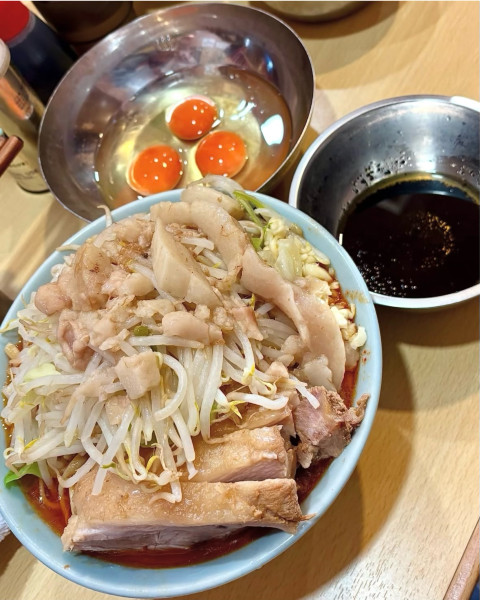 「つけ味 辛い奴 豚増し ニンニク アブラ 生たまご」@ラーメン二郎 八王子野猿街道店2の写真
