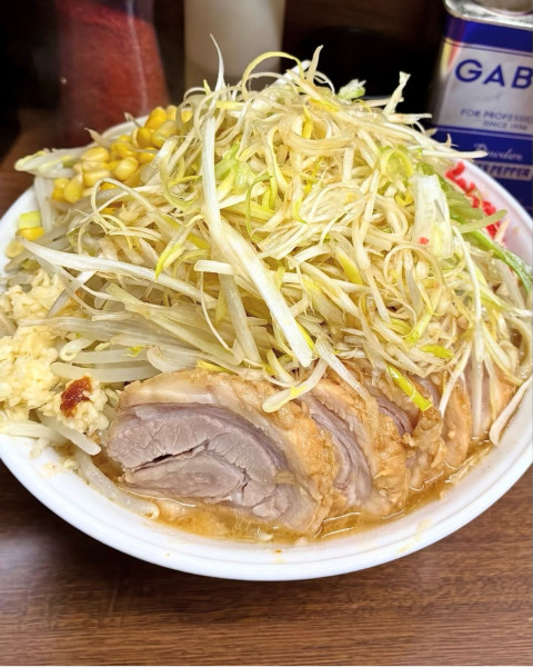 「大ぶた味噌ラーメン ニンニク ヤサイ アブラ ネギ コーン」@ラーメン二郎 横浜関内店の写真