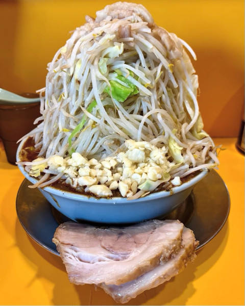 「ブラックホール ニンニク ヤサイ爆増し アブラ 生たまご 生たま」@ラーメン二郎 八王子野猿街道店2の写真