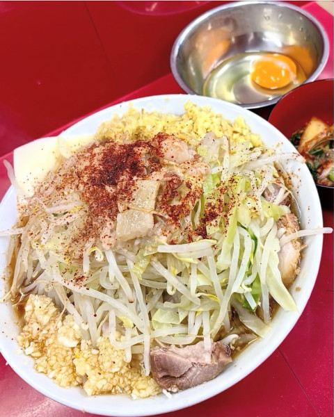 「小ラーメン豚2枚 全部マシ しょうが チーズ キムチ 生卵」@ラーメン二郎 越谷店の写真