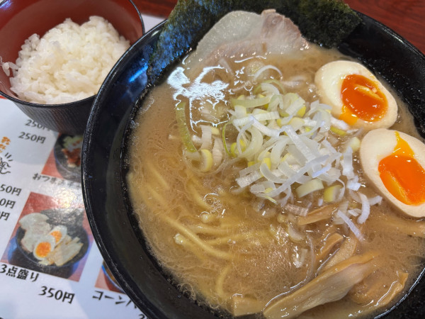 「味玉しょうゆらーめん＋ごはん【無料食べ放題】（1050円）」@濃厚らーめん 轟の写真