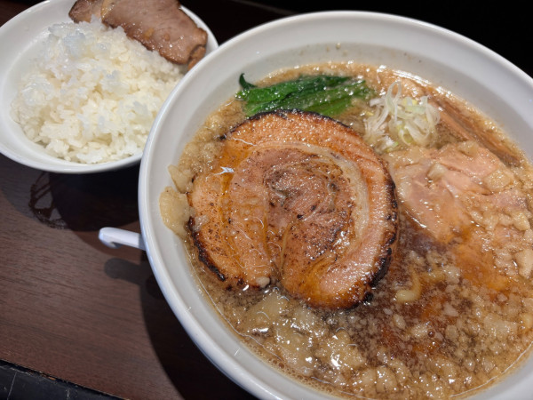 「背脂醤油らー麺＋こはん（1450円）」@ら〜麺 瑞藤の写真