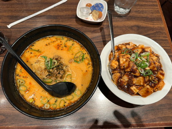 「ラーメンセット（坦々麺＋麻婆豆腐丼）950円」@上海華龍 ヤマダ電機LABI1高崎店の写真