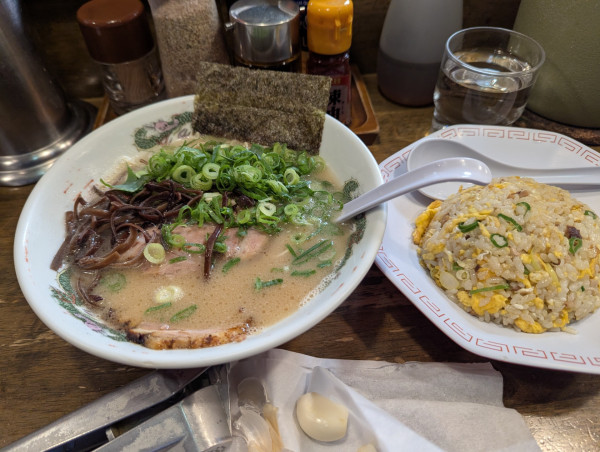 「博多ラーメン+半チャーハン」@やっじゃがな 高津店の写真